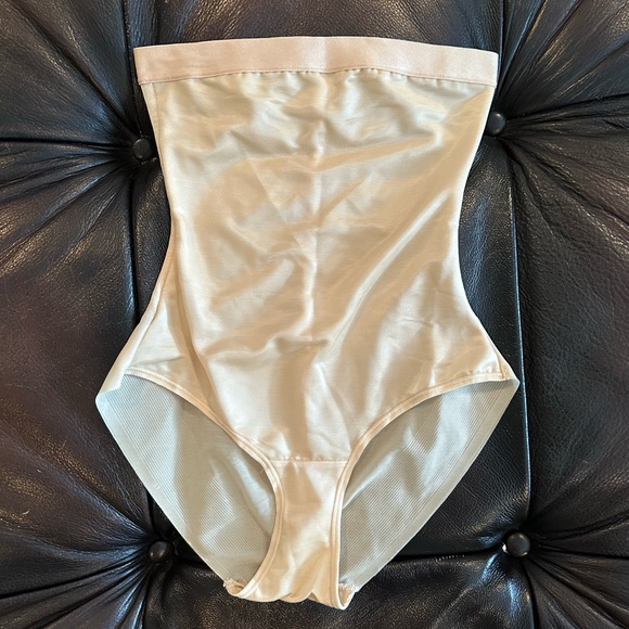 SKIMS Sculpting High Waist Brief Shapewear - Picture 2 of 5